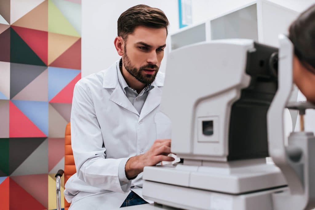 Doctor-And-Patient-In-Ophthalm_1280x853-1024x683-1