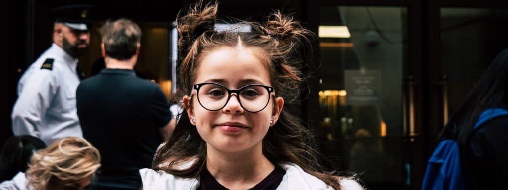 girl-glasses-city1280x480-1024x384-1