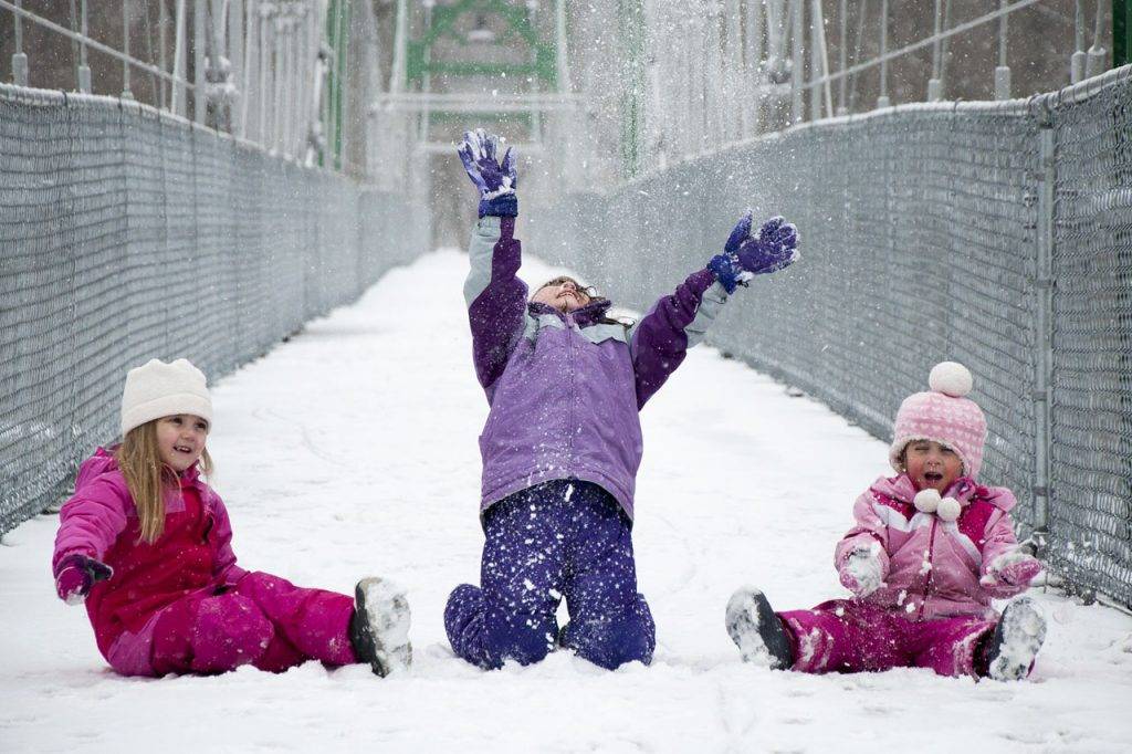 Girls-Playing-in-Snow-1280x853-1024x682-1