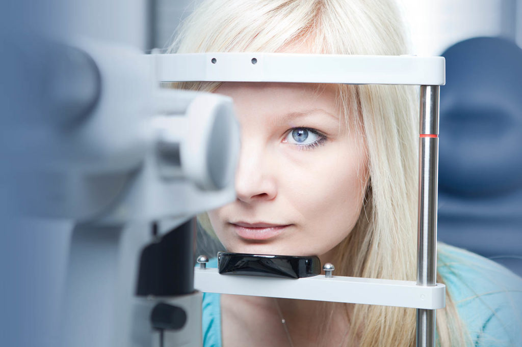 Observe-woman-eye-exam-3-1280x853-1-1024x682-1